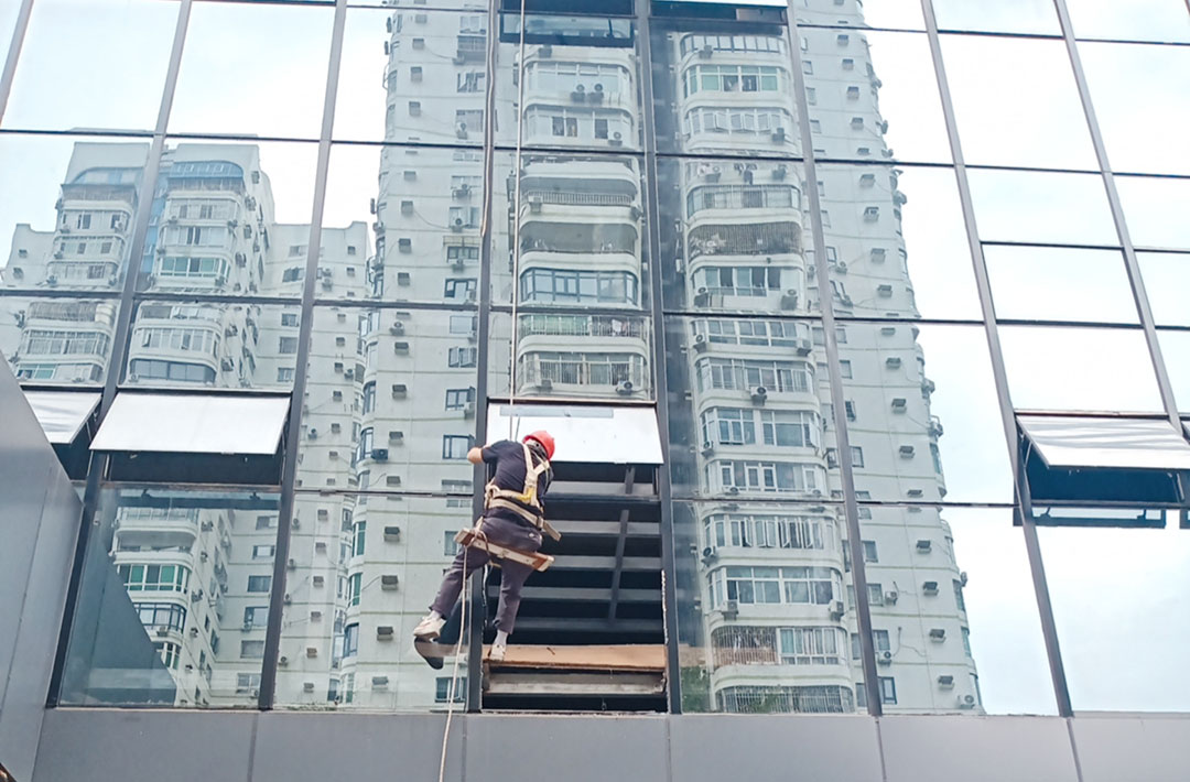 玻璃幕墙维护保养