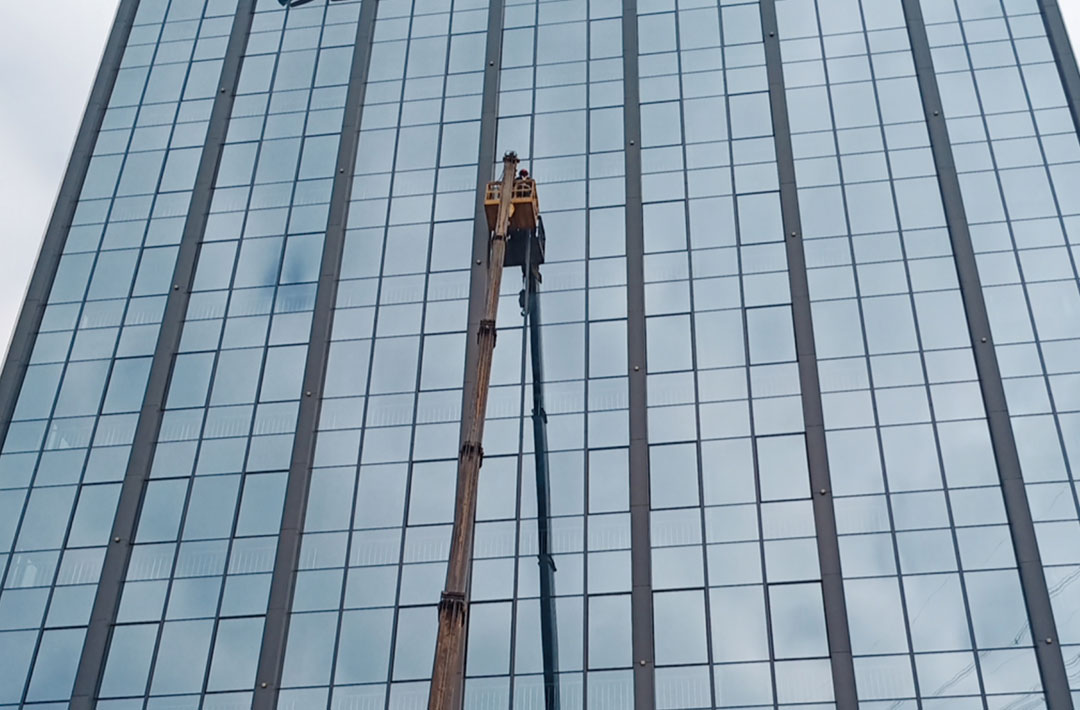 高空换玻璃贵吗